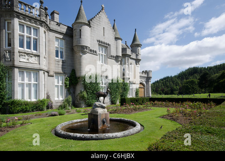 Balmoral Castle Royal Deeside - Queen Residenz Blick auf die Burg von formalen Gärten mit Hirsch-Brunnen im Vordergrund Stockfoto