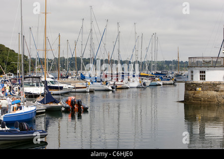 Yachten ankern am Mylor Yachthafen, Cornwall Stockfoto