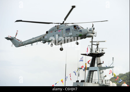 Royal Navy Lynx Hubschrauber manövrieren in den Himmel über dem Fluss Dart in Dartmouth in Dartmouth Royal Regatta Stockfoto