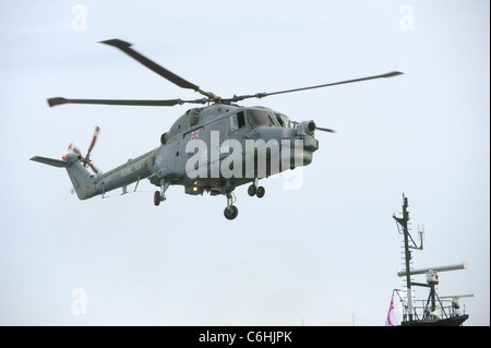 Royal Navy Lynx Hubschrauber manövrieren in den Himmel über dem Fluss Dart in Dartmouth in Dartmouth Royal Regatta Stockfoto
