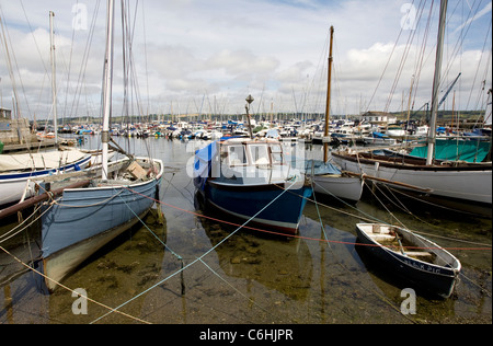 Boote im Hafen von Mylor, Cornwall Stockfoto