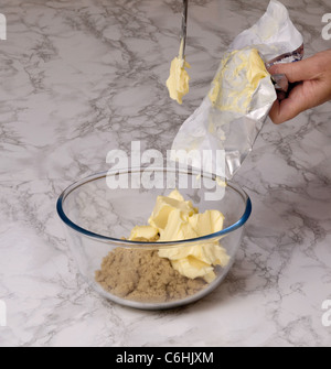 Butter wird brauner Zucker in eine Schüssel geben, mit Platz für Text Stockfoto