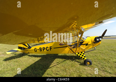 Piper J3C-65 Cub G-BPCF Leichtflugzeug mit mono-Flügel Stockfoto