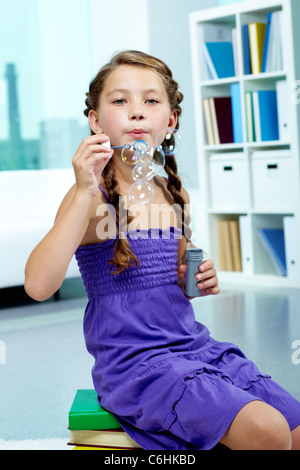 Porträt von netten Mädchen bläst Seifenblasen Stockfoto