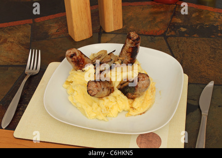 Einen Teller mit Wurst und Maische mit Röstzwiebeln Stockfoto