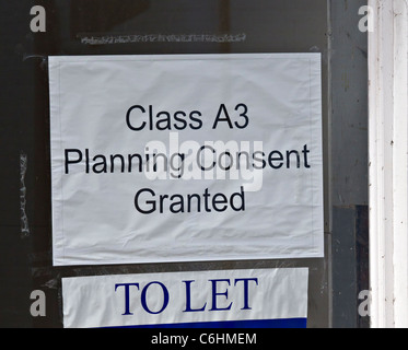 Lassen Sie Zeichen im Fenster des leeren laden zu vermieten in Stadt in England mit Klasse A3 Planung Zustimmung erteilt für Nahrungsmittel und Getränke Stockfoto