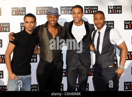 Aston Merrygold, Ortise Williams, Marvin Humes und Jonathan JB Gill von JLS halten einen Kind lebendig schwarzer Ball bei St John Smith Stockfoto