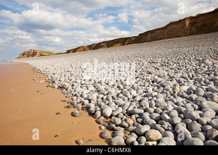 Feuerstein Kieselsteine am Strand von Sheringham, Norfolk, Großbritannien. Stockfoto