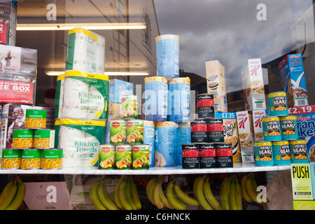 Ein Schaufenster in einem alten altmodischen Ecke Lebensmittelladen in Holt, Norfolk, Großbritannien. Stockfoto