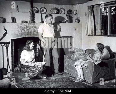 RICHARD CROSSMAN (1907-1974), britische Labour party MP in seinem Radnage nach Hause 1944 mit Frau Zita (rechts) und Stieftochter Venedig Stockfoto