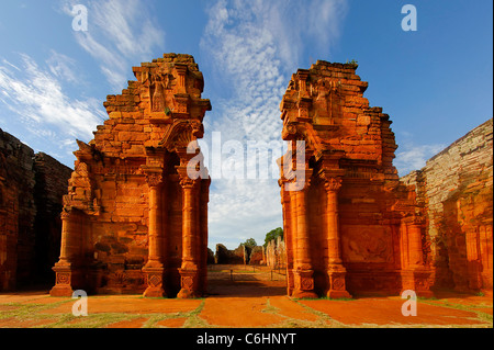 Ruinen der Jesuiten Reduktion San Ignacio Mini Kirche Tor, Provinz Misiones, Argentinien Stockfoto