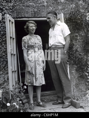 RICHARD CROSSMAN (1907-1974) britischen Labour Partei MP mit seiner Frau Zita Hause Radnage 1944 Stockfoto