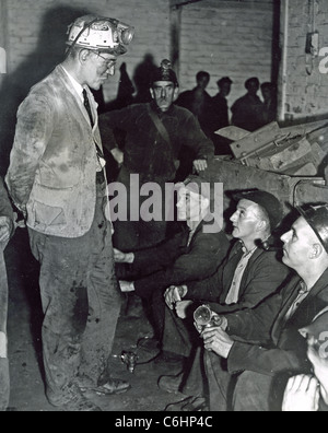 RICHARD CROSSMAN (1907-1974)-britische Labour-Partei MP mit Bergleute im Jahre 1944 Stockfoto