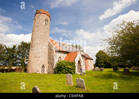 St. Peter- und -Pauls-Kirche in Sustead, Norfolk, UK, ist eine alte sächsische Runde zweitürmige Kirche. Stockfoto