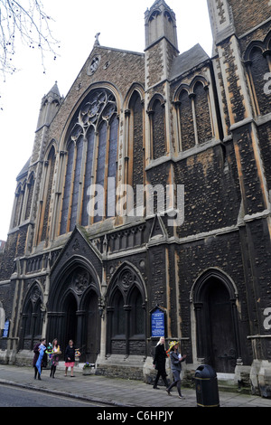 St. Matthews Church Schwangere Deutsche Außenmodell, Claudia Schiffer und ihre Tochter Clementine fahren eine Kirche wo Mädchen Stockfoto