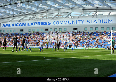 Im Amex Stadion die neue Heimat von Brighton und Hove Albion Football Club in einem Freundschaftsspiel mit Sporen Stockfoto