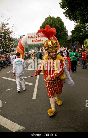 Mann verkleidet als theatralische Komödie König am Notting Hil Karneval, als Bestandteil der Paraiso Schule von Samba-Umzug Stockfoto