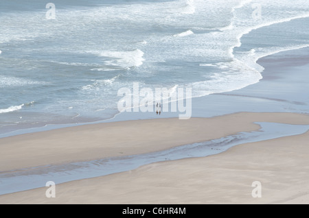 St. Cyrus Beach National Nature Reserve mit Surf-Mustern und Menschen wandern - relaxen am Sand 2 Stockfoto