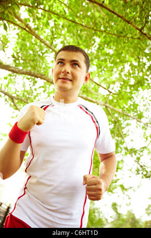 Bild der jungen Sportler laufen im freien Stockfoto