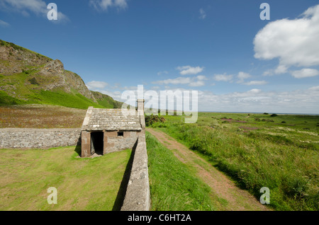 Stein-Hütte im Friedhof an sonnigen Tag bei St Cyrus Nature Reserve - Kincardineshire Stockfoto