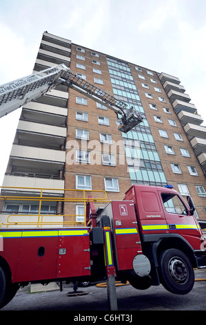 Feuer-Besatzungen, die Teilnahme an einer Übung in einem Hochhaus Wohnblock in Brighton Stockfoto