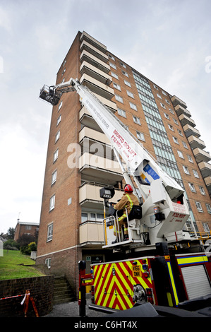 Feuer-Besatzungen, die Teilnahme an einer Übung in einem Hochhaus Wohnblock in Brighton Stockfoto