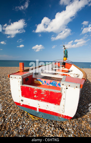 Ein Fischerboot am Strand von Weybourne auf der Küste von North Norfolk, UK. Stockfoto