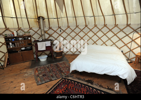 In einer großen, luxuriösen Jurte in Sussex der letzte Schrei in Zelten oder glamping Stockfoto