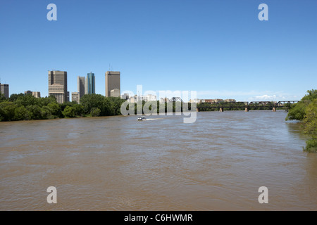 der rote Fluss bei Hochwasser durch die zentrale Innenstadt Winnipeg Manitoba Kanada Stockfoto