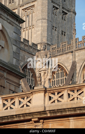 Statue von Julius Caesar auf der Terrasse über das große Bad, römische Bäder, Bath, Somerset, England. Stockfoto