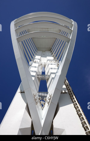 Portsmouth Spinnaker Tower vor einem tiefblauen Himmel. Stockfoto