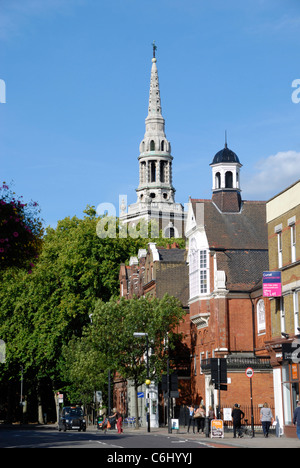 Ansicht der Upper Street zeigt Str. Marys Kirche, Islington, London, England Stockfoto