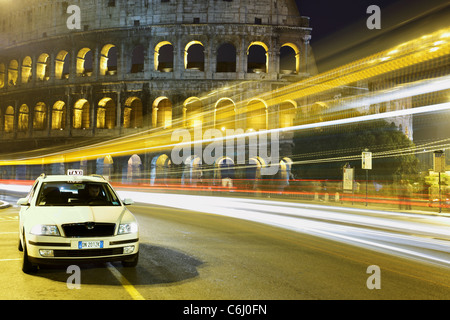 Taxi in der Wartezeit für Passanders in der Nähe von Colosseum. Rom. Italien. Stockfoto