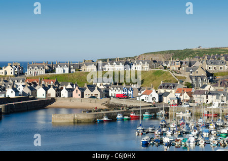 Findochty Hafen mit Giebelseiten und Segelschiffe an schönen Tag - Moray Küste Stockfoto