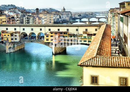 Brücke Ponte Vecchio am Fluss Arno in Florenz, Italien Stockfoto