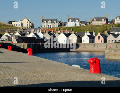 Findochty Hafen mit Giebel Enden der Hütten und rote Liegeplätze - Moray Küste Stockfoto