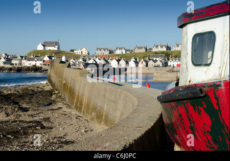 Findochty Pier mit alten Boot Detail - Moray Küste Stockfoto