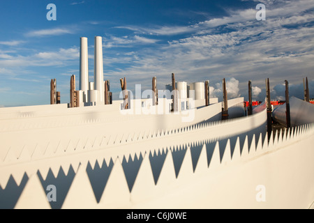 Offshore-Wind-Turbinenschaufeln auf den Docks in Mostyn. Stockfoto