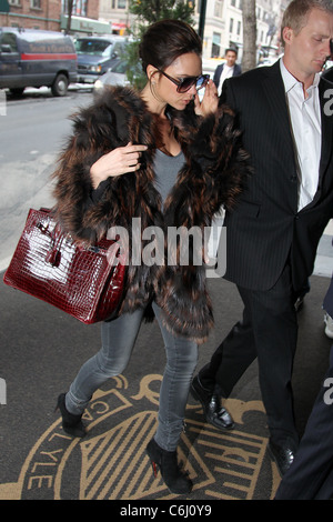 Victoria Beckham, tragen eine seltene dunkle rote Krokodil Hermes Handtasche, Ankunft in ihrem Hotel in Manhattan. New York City, USA- Stockfoto