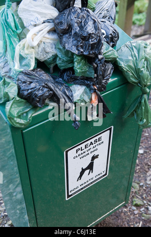 Überlaufende Hundeabfallbehälter über Wanderweg Abfälle Stockfoto