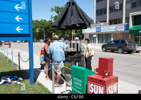 Straße Fast-Food Anbieter verkaufen Burger und Hot Dogs in der französischen Viertel Winnipeg Manitoba Kanada Stockfoto