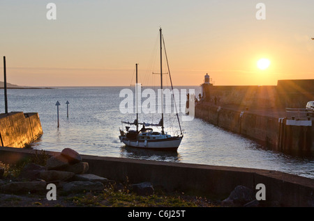 Ketsch Segelboot rutscht in den Hafen bei Sonnenuntergang - Whitehills Harbour - Moray Küste Aberdeenshire Stockfoto