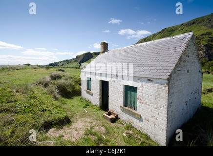 Altes Fischerhaus in Dünen am Ufer des St Cyrus Nature Reserve Kincardineshire Stockfoto