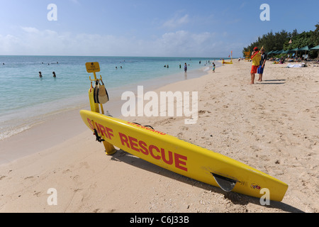 Strand-Szene mit Surfbrett, Surfen live Sparer, Green Island, Great Barrier Reef, Queensland, Australien Stockfoto