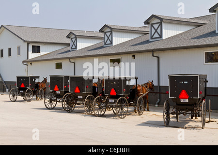 Amish und Mennonite Pferd und Buggies bei einer Hitchpost in Shipshewana, Indiana, USA. Stockfoto