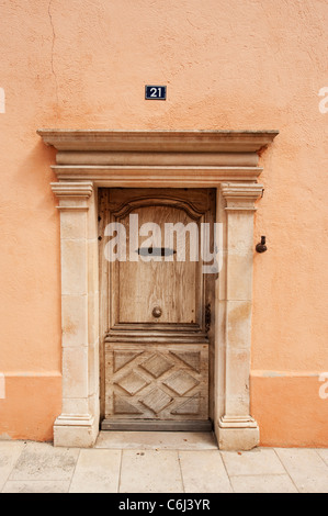 Holztür auf ein altes französisches Haus mit Emaille Nummernschild 21, Avallon, Burgund Stockfoto