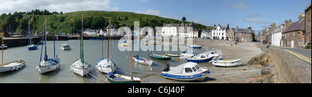 Panorama von Stonehaven Hafen Kincardineshire mit kleinen Freizeit Handwerk und Sandy beach Stockfoto