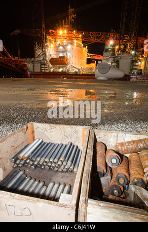 Ein Aufbocken Lastkahn auf Mostyn-Hafen und Wind-Turbine-Teile. Stockfoto