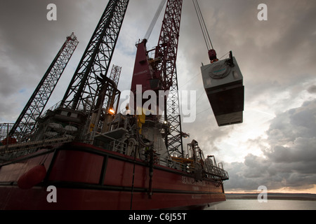 Ein Aufbocken Lastkahn auf Mostyn-Hafen und Wind-Turbine-Teile. Stockfoto