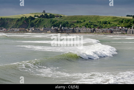 Stonehaven Bay mit Brandung am Ufer und dunklen Gewitterhimmel - Kincardineshire brechen Stockfoto